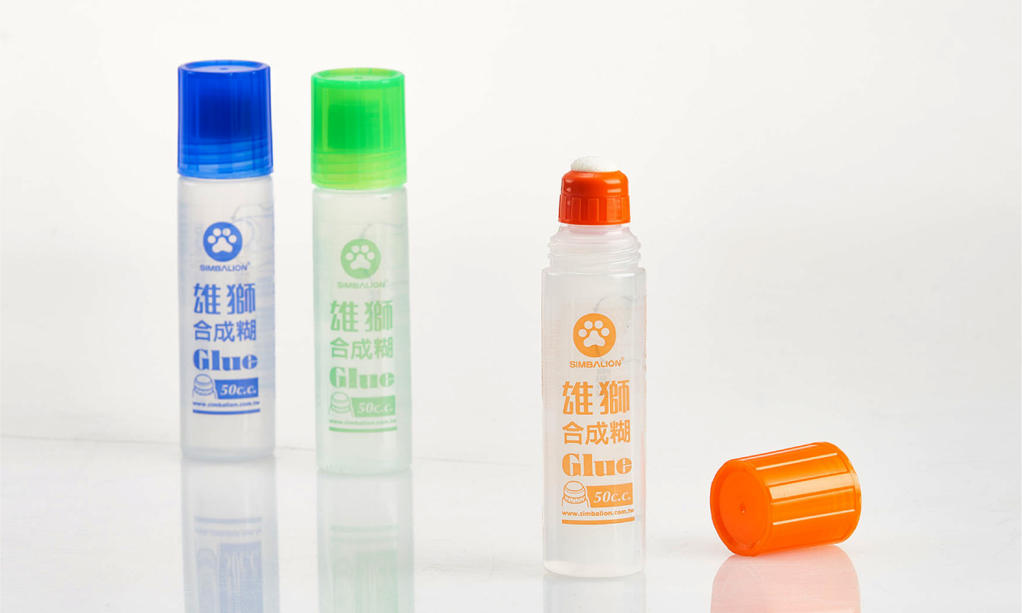 雄獅膠水藍、綠、橘色瓶蓋黏性有差嗎?官方揭開文具界都市傳說:成分完全相同!保留多款顏色是為給你挑選的快樂。來雄獅文具商城找回童心,跟隨直覺選最愛的顏色!
